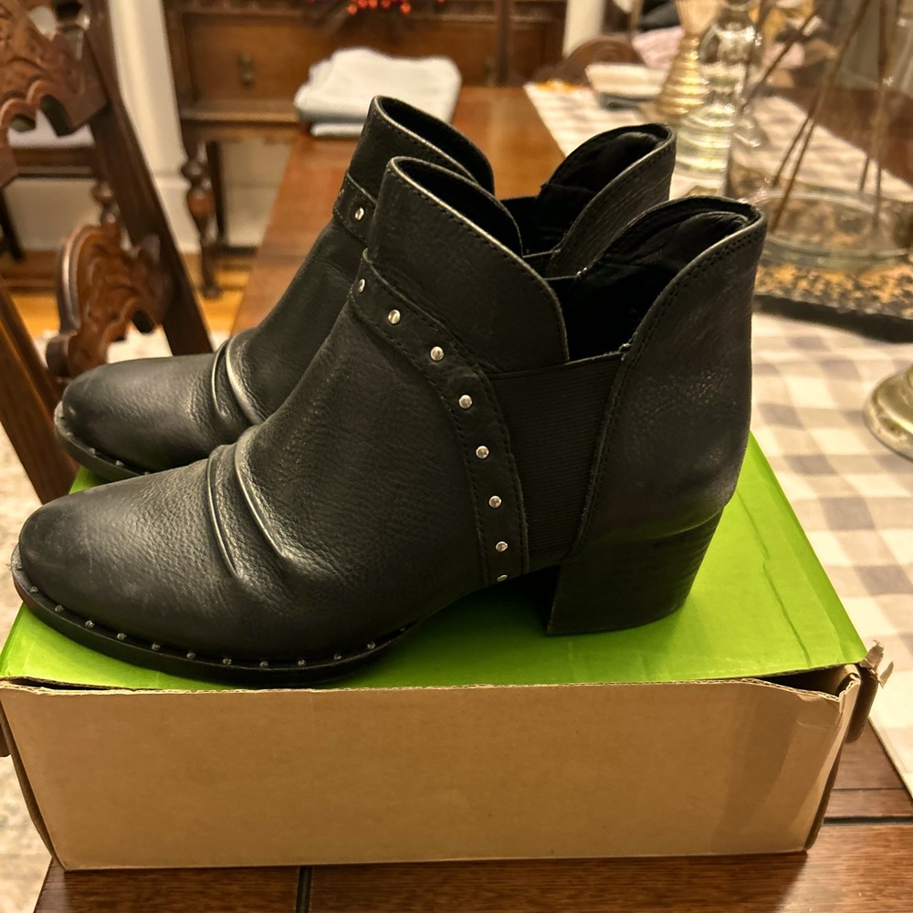 Earth ankle booties